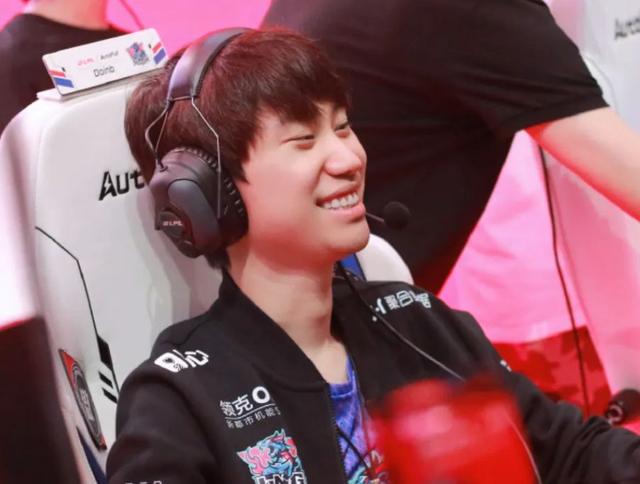 包含法兰克福赛后临场应变Doinb连续七场比赛得分超过险胜，今夜金州勇士官宣签约——德甲节点到来瞬间刷屏的词条